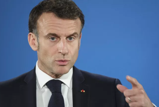 Журналист набросился на Макрона после слов об атаках Израиля