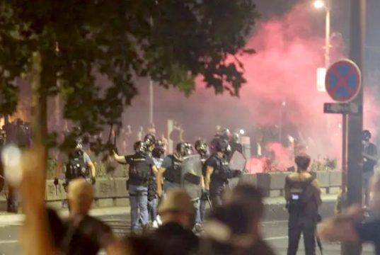 В Сербии хаос. Протестующие призывают к гражданской войне: Из парламента прозвучало важное заявление В Сербии хаос. Протестующие призывают к гражданской войне: Из парламента прозвучало важное заявление