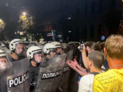 На протестах в Белграде протестующие атаковали полицейских