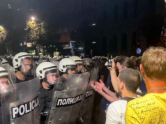 На протестах в Белграде протестующие атаковали полицейских