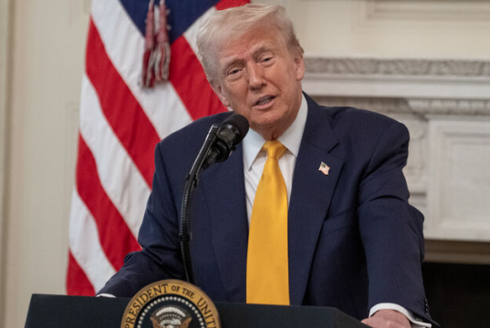 Трамп опроверг полную остановку поставок оружия Украине, но уточнил: мы должны быть уверены, что у нас самих его достаточно.