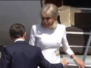 Брижит Макрон демонстративно не подала руку на трапе самолета мужу-президенту