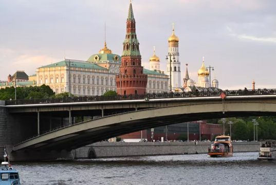 Согласование проектов меморандумов России и Украины можно расценивать как подготовку к вероятной встрече Владимира Путина и Владимира Зеленского, заявил пресс-секретарь президента Дмитрий Песков.