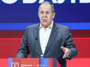 Россия впервые за свою историю в одиночку воюет против всего Запада, поэтому нельзя допускать «ни слабости, ни слабины», заявил министр иностранных дел Сергей Лавров