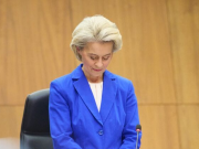 Фон дер Ляйен пыталась договориться с Трампом. Европарламент захотел объявить ей вотум недоверия.