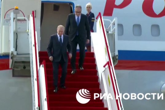 Путина в Тяньцзине встретили почётный караул и красная ковровая дорожка Путина в Тяньцзине встретили почётный караул и красная ковровая дорожка