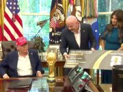 Глава ФИФА подарил Трампу билет на финал ЧМ-2026 по футболу Глава ФИФА подарил Трампу билет на финал ЧМ-2026 по футболу