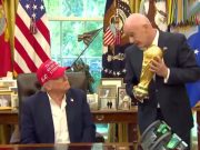 Президент ФИФА Джанни Инфантино позволил Дональду Трампу подержать трофей Чемпионата мира по футболу 2026 года в Овальном кабинете Президент ФИФА Джанни Инфантино позволил Дональду Трампу подержать трофей Чемпионата мира по футболу 2026 года в Овальном кабинете