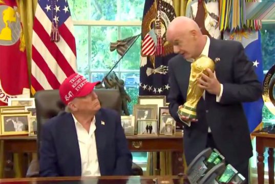 Президент ФИФА Джанни Инфантино позволил Дональду Трампу подержать трофей Чемпионата мира по футболу 2026 года в Овальном кабинете Президент ФИФА Джанни Инфантино позволил Дональду Трампу подержать трофей Чемпионата мира по футболу 2026 года в Овальном кабинете