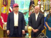 Дональд Трамп заявил, что получил фотографию от президента России Владимира Путина Дональд Трамп заявил, что получил фотографию от президента России Владимира Путина