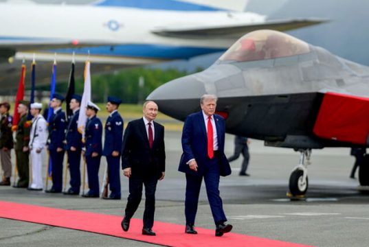 На Аляске Путин дал понять журналистам, что готов к встрече с Зеленским На Аляске Путин дал понять журналистам, что готов к встрече с Зеленским