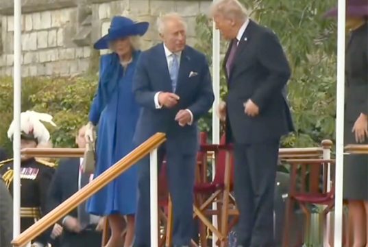 Трамп в ходе посещения Виндзора похлопал по спине короля Чарльза III Трамп в ходе посещения Виндзора похлопал по спине короля Чарльза III