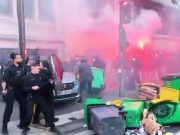 Во Франции начались массовые акции протесты против политики Макрона, которые ранее анонсировались в соцсетях Во Франции начались массовые акции протесты против политики Макрона, которые ранее анонсировались в соцсетях