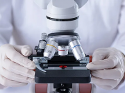 В Китае создали ткань, преобразующую тепло человека в электричество