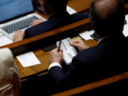 Депутаты Нацсобрания Франции проголосовали против доверия правительству