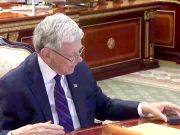 Трамп передал Лукашенко через своего представителя запонки с изображением Белого дома в качестве подарка Трамп передал Лукашенко через своего представителя запонки с изображением Белого дома в качестве подарка