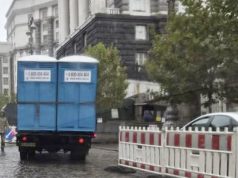 В офис Зеленского и в Кабмин Украины привезли биотуалеты В офис Зеленского и в Кабмин Украины привезли биотуалеты