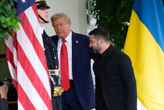 По словам осведомленных источников газеты Financial Times, встреча президентов США и Украины не раз превращалась в перепалку, при этом Трамп постоянно ругался.