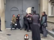 Взлом ворот. СБУ и Нацполиция проводят обыски в Почаевской лавре.