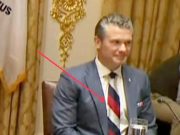 Военный министр США Хегсет надел на встречу с Зеленским галстук в цветах российского флага Военный министр США Хегсет надел на встречу с Зеленским галстук в цветах российского флага