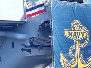 В США во время визита Трампа на авианосец «Гари Трумэн» за большим флагом были скрыты достаточно ощутимые повреждения корпуса корабля В США во время визита Трампа на авианосец "Гари Трумэн" за большим флагом были скрыты достаточно ощутимые повреждения корпуса корабля