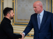 Постпред США при НАТО Мэттью Уитакер, прибывший в Киев, заявил Зеленскому о необходимости завершить конфликт.