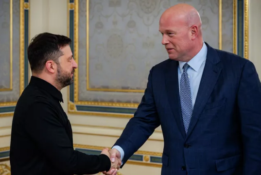 Постпред США при НАТО Мэттью Уитакер, прибывший в Киев, заявил Зеленскому о необходимости завершить конфликт.