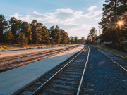 В обход Азербайджана: первый поезд из России прибыл в Иран по коридору Север — Юг