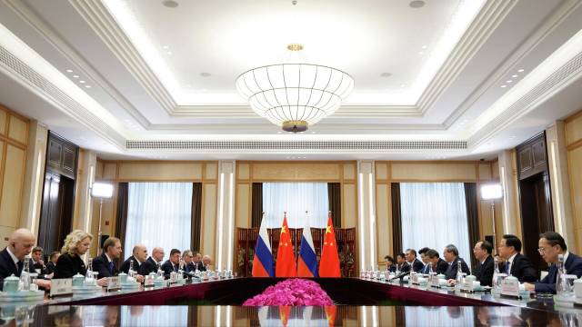 Ли Цян: КНР готова укреплять взаимодействие с РФ и защищать интересы обеих стран