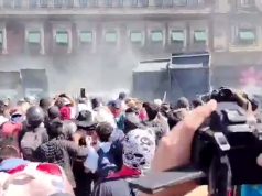 Тысячи демонстрантов штурмуют президентский дворец в Мексике и сталкиваются с силовиками Тысячи демонстрантов штурмуют президентский дворец в Мексике и сталкиваются с силовиками