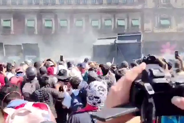 Тысячи демонстрантов штурмуют президентский дворец в Мексике и сталкиваются с силовиками Тысячи демонстрантов штурмуют президентский дворец в Мексике и сталкиваются с силовиками