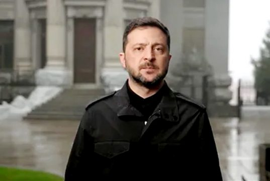 На что рассчитывает Зеленский, отказываясь от требуемых США уступок по мирному плану? На что рассчитывает Зеленский, отказываясь от требуемых США уступок по мирному плану?