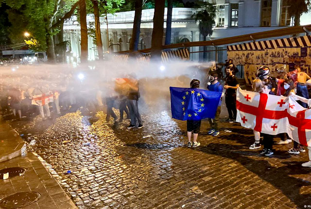 Великобритания потребовала от Грузии провести расследование якобы применения химоружия против протестующих в Тбилиси Великобритания потребовала от Грузии провести расследование якобы применения химоружия против протестующих в Тбилиси