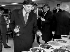 Дональд Трамп в Москве по приглашению посла СССР в США Юрия Дубинина (июль 1987 г.) Дональд Трамп в Москве по приглашению посла СССР в США Юрия Дубинина (июль 1987 г.)