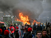 Протестующие фермеры крушат окна и двери возле Европарламента в Брюсселе