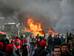 Протестующие фермеры крушат окна и двери возле Европарламента в Брюсселе