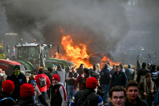 Протестующие фермеры крушат окна и двери возле Европарламента в Брюсселе