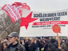 В 90 городах Германии немецкие школьники и студенты вышли на массовый протест против возвращения обязательной службы в армии В 90 городах Германии немецкие школьники и студенты вышли на массовый протест против возвращения обязательной службы в армии