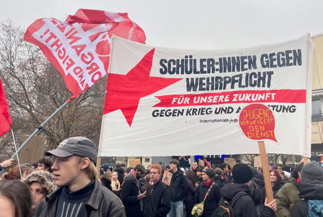 В 90 городах Германии немецкие школьники и студенты вышли на массовый протест против возвращения обязательной службы в армии В 90 городах Германии немецкие школьники и студенты вышли на массовый протест против возвращения обязательной службы в армии