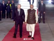 Нарендра Моди тепло поприветствовал Владимира Путина у трапа Нарендра Моди тепло поприветствовал Владимира Путина у трапа