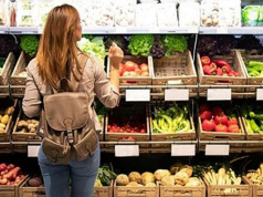 На прилавках должен лежать любой товар по разной цене, и пусть покупатель сам решает, что он хочет, а чего нет