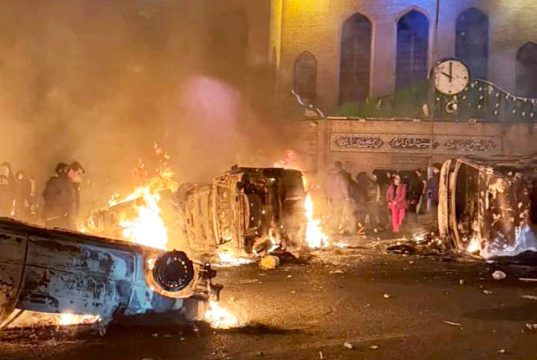 Иране продолжаются массовые акции протеста, которые все чаще перерастают в вооружённые столкновения Иране продолжаются массовые акции протеста, которые все чаще перерастают в вооружённые столкновения