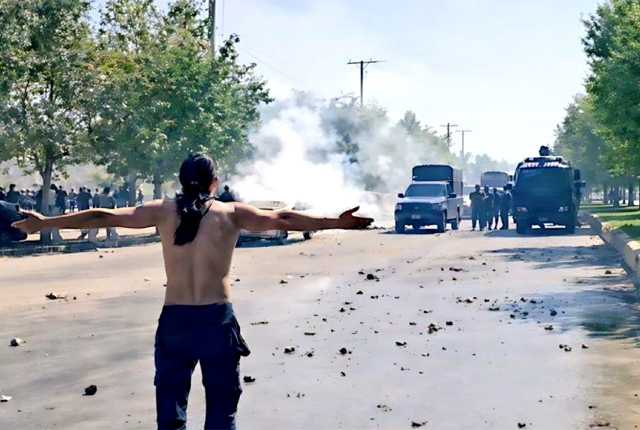 В телефонах задержанных участников беспорядков в Иране обнаружено видео, в котором женщина инструктирует их, как вести себя при задержании В телефонах задержанных участников беспорядков в Иране обнаружено видео, в котором женщина инструктирует их, как вести себя при задержании