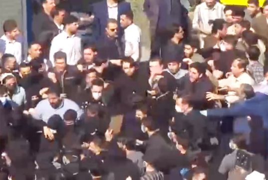 Иран — начался внутренний «прогрев» войны… В ряде иранских университетов со вчерашнего дня идут митинги протеста и столкновения, сообщает Reuters