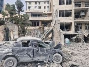 Разбитые окна в зданиях, поврежденные авто и мопеды Разбитые окна в зданиях, поврежденные авто и мопеды