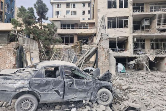 Разбитые окна в зданиях, поврежденные авто и мопеды Разбитые окна в зданиях, поврежденные авто и мопеды