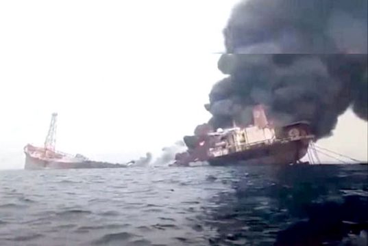 В порту Бахрейна уничтожен нефтяной танкер из состава сил обеспечения ВМС США В порту Бахрейна уничтожен нефтяной танкер из состава сил обеспечения ВМС США