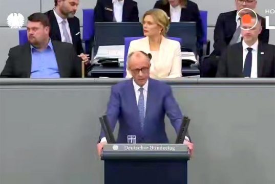 Канцлер Германии Фридрих Мерц в своей речи перед Бундестагом потребовал от Трампа место для Европы за столом переговоров по Украине Канцлер Германии Фридрих Мерц в своей речи перед Бундестагом потребовал от Трампа место для Европы за столом переговоров по Украине