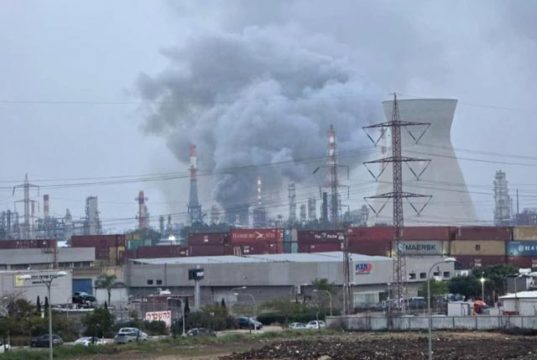 Иран нанес удар по израильскому нефтеперерабатывающему заводу в Хайфе, после чего в городе пропал свет, сообщают израильские паблики Иран нанес удар по израильскому нефтеперерабатывающему заводу в Хайфе, после чего в городе пропал свет, сообщают израильские паблики