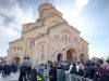 Нескончаемый поток людей продолжает прибывать на панихиду по Католикосу-Патриарху всея Грузии в храм Самеба Нескончаемый поток людей продолжает прибывать на панихиду по Католикосу-Патриарху всея Грузии в храм Самеба